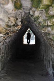 Passando por túnel sob as ruínas mayas de Cobá, na península do Yucatán, no México